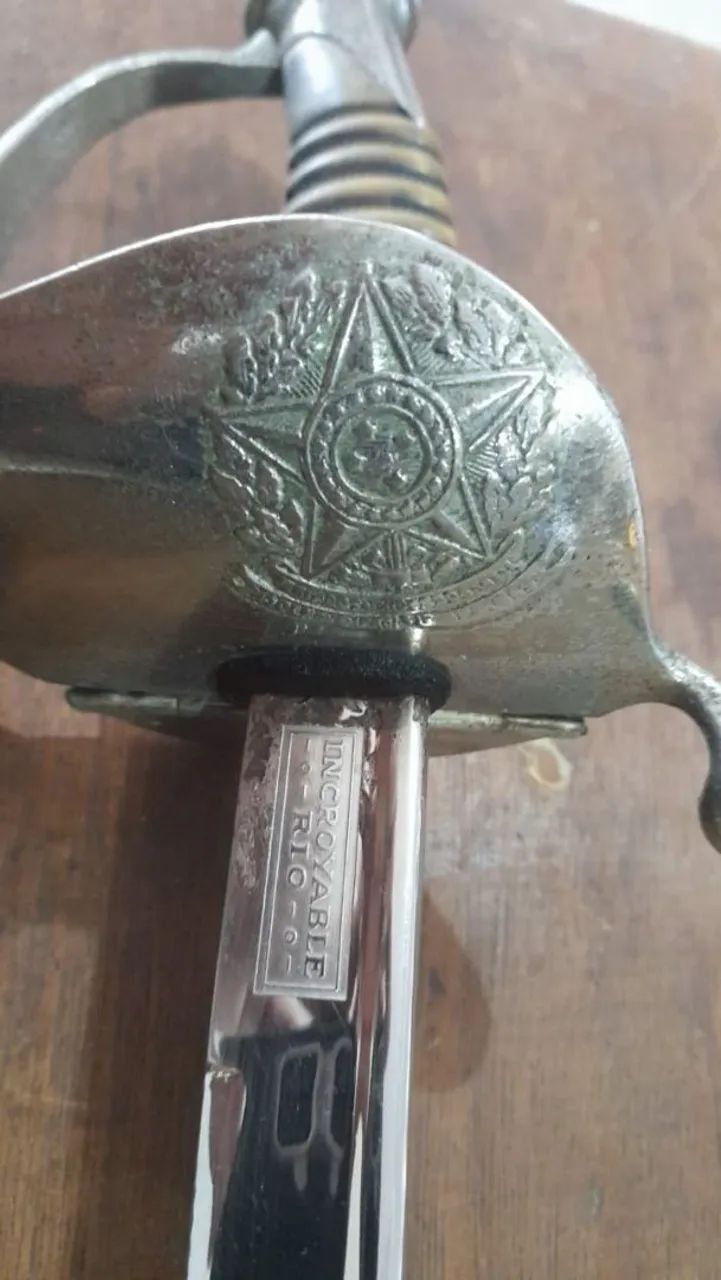 Espada antiga de estilo militar