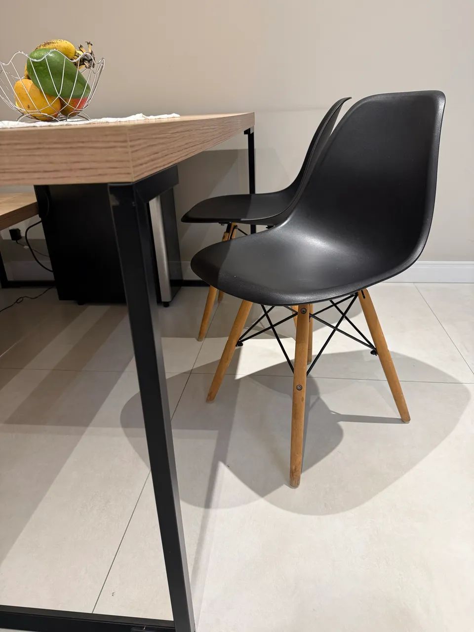Mesa estilo industrial com banco e 2 cadeiras palito  - Foto 4