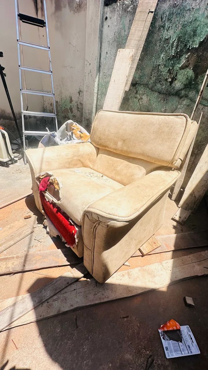 Vendo 2 poltronas que vira cama para reformar o estofamento - Foto 2
