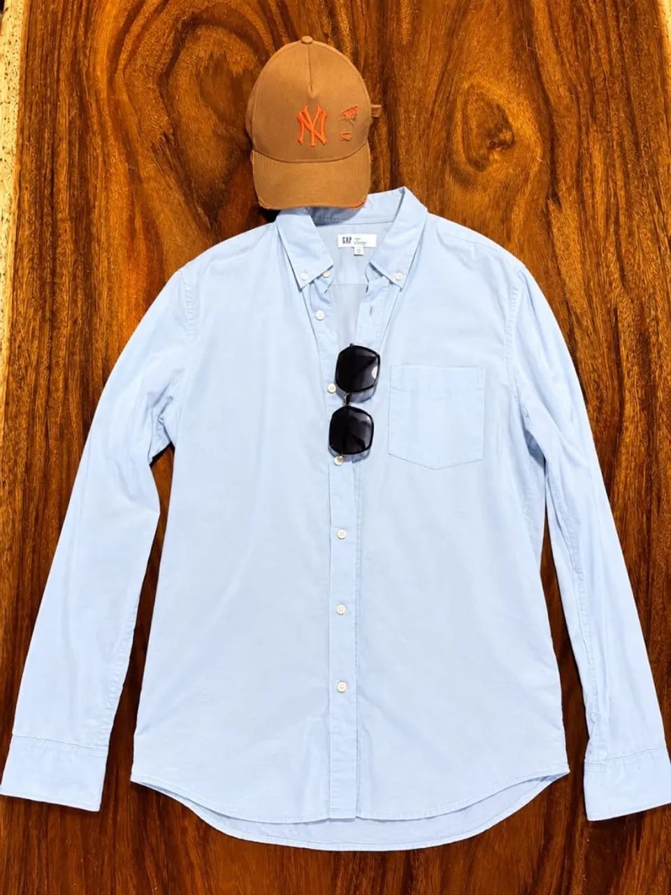 Kit Completo blusa social Gap + óculos e boné. 