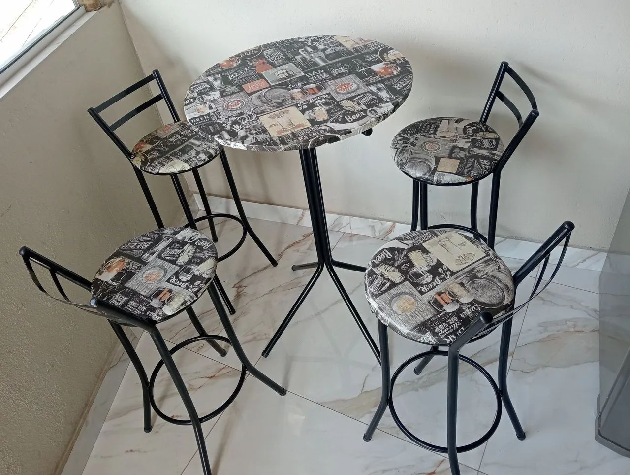 MESA BISTRÔ SEMI-NOVA COM 4 cadeiras... Bairro serrano BH 