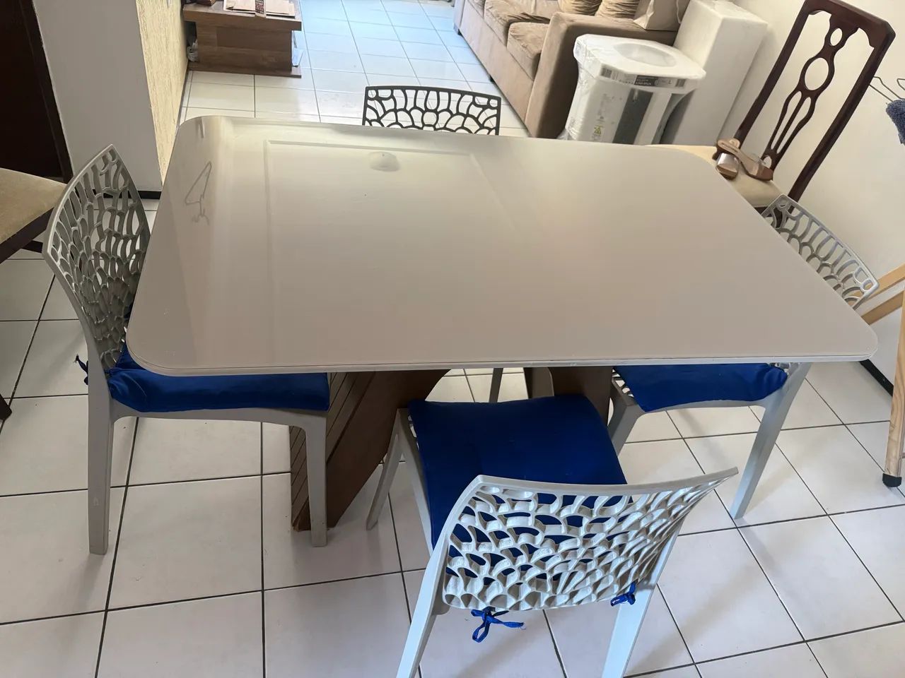 Mesa laqueada com base mdf e 4 cadeiras 