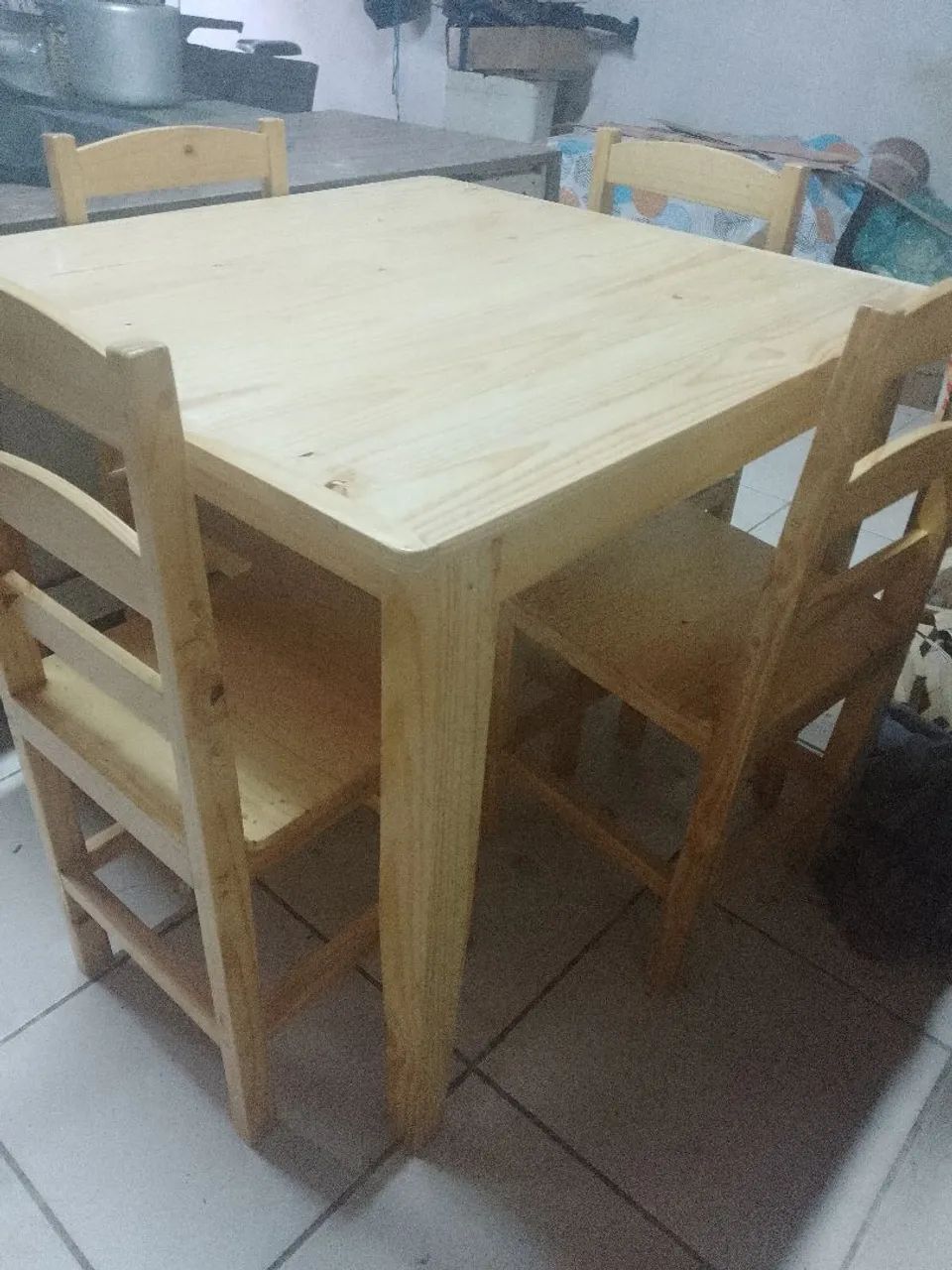 Mesa com 4 cadeiras de madeira de pinus - Foto 2