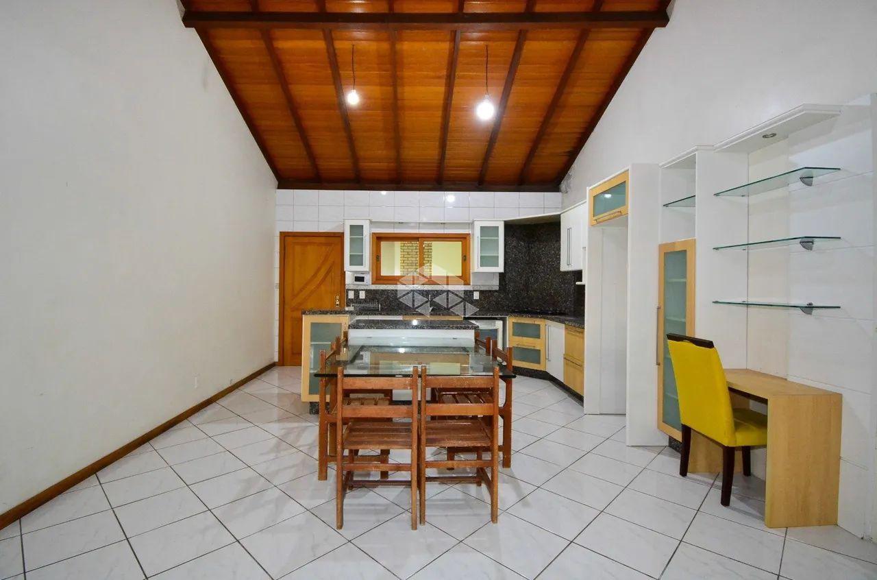 CASA COM 3 QUARTOS 2 SUÍTES 4 VAGAS E EDÍCULA À VENDA NO BALNEÁRIO EM FLORIANÓPOLIS - Foto 3