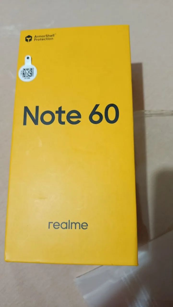 Vendo celular Semi Novo, com caixa s detalhes.