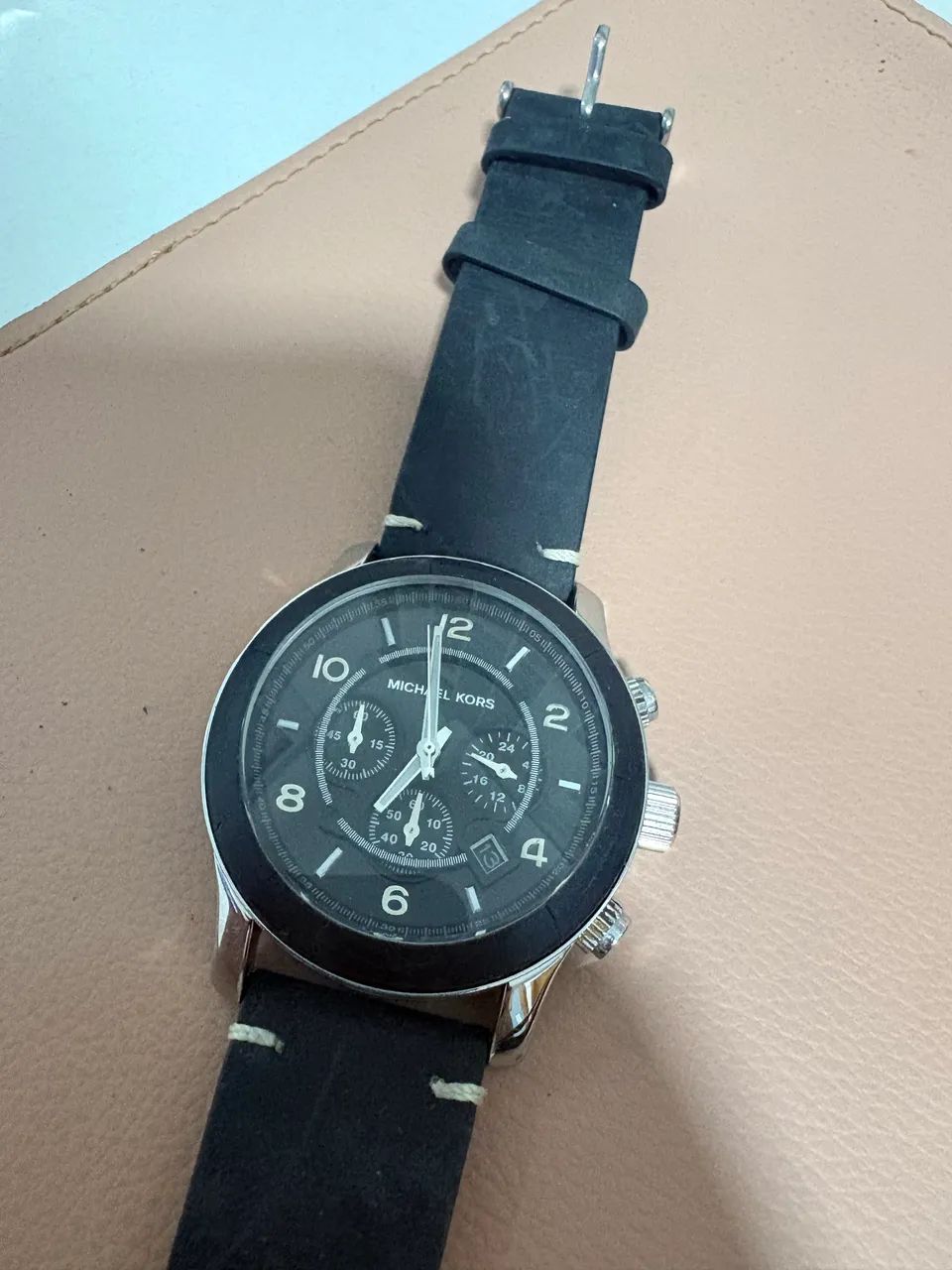 Relógio Michael Kors MK8107 com pulseira de couro preta - Foto 4
