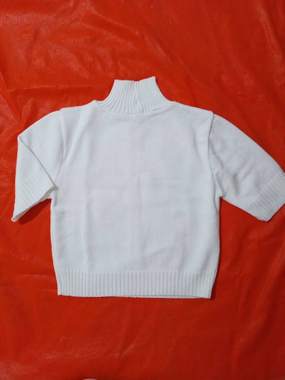 Blusa cropped de tricot off-withe com gola alta e mangas curtas.  - Foto 3