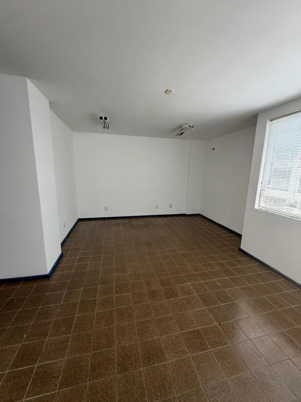 Sala comercial com 97 m², dividida em 3 ambientes, com recepção, 2 banheiros e garagem! - Foto 4
