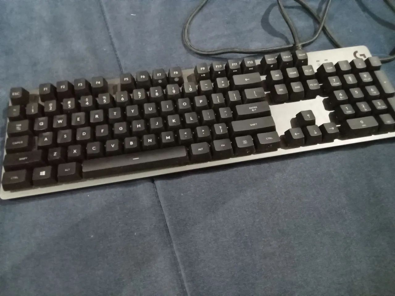 teclado mecânico da marca Logitech, modelo G413 Carbon