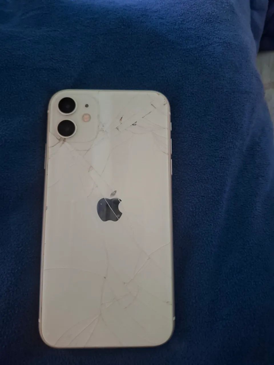 Vendo iPhone 11 com defeitos e trincado atrás - Celulares e