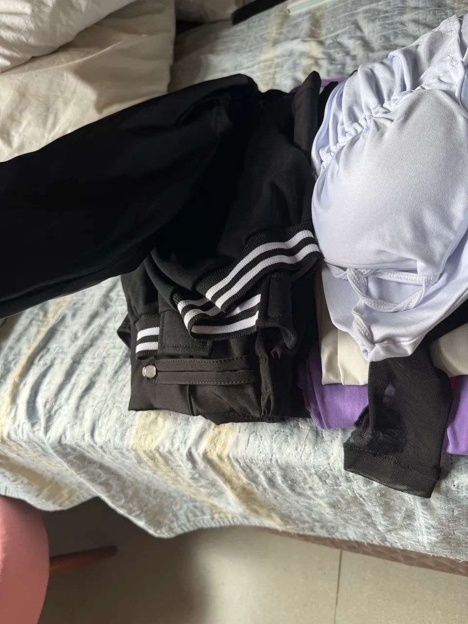 Mais de 50 peças de roupas 