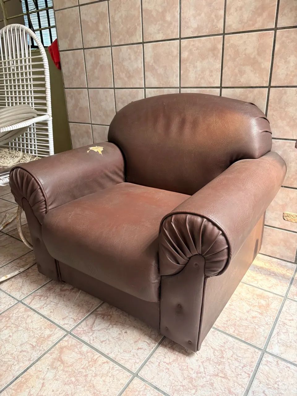 Conjunto de poltronas marrons - Foto 2