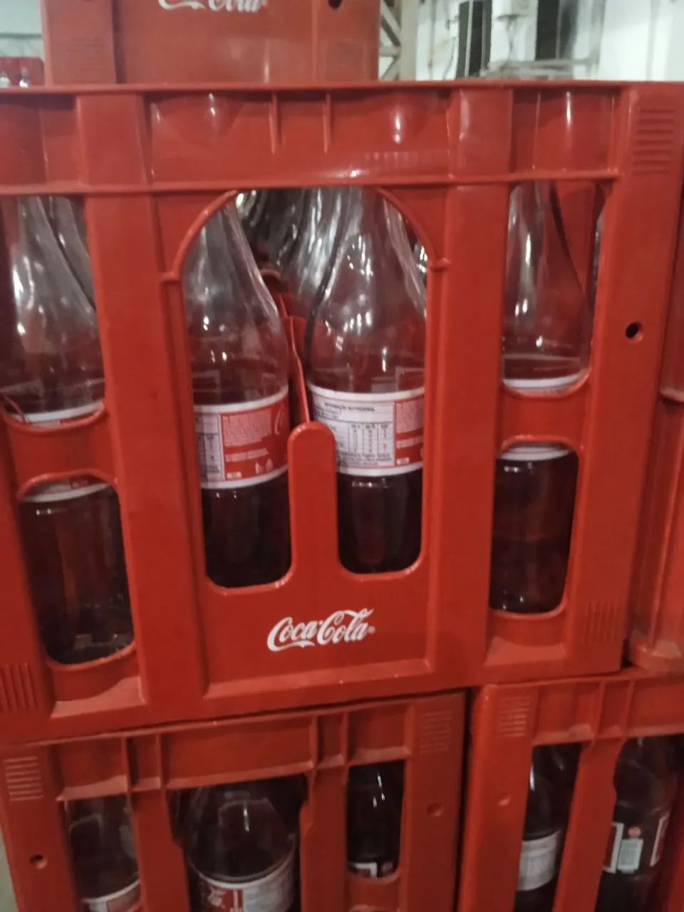Quatro caixas de vasilhame de coca cola 1L vazias 