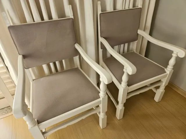 Par de Cadeiras de Madeira Brancas com Suede Cinza e Braços
