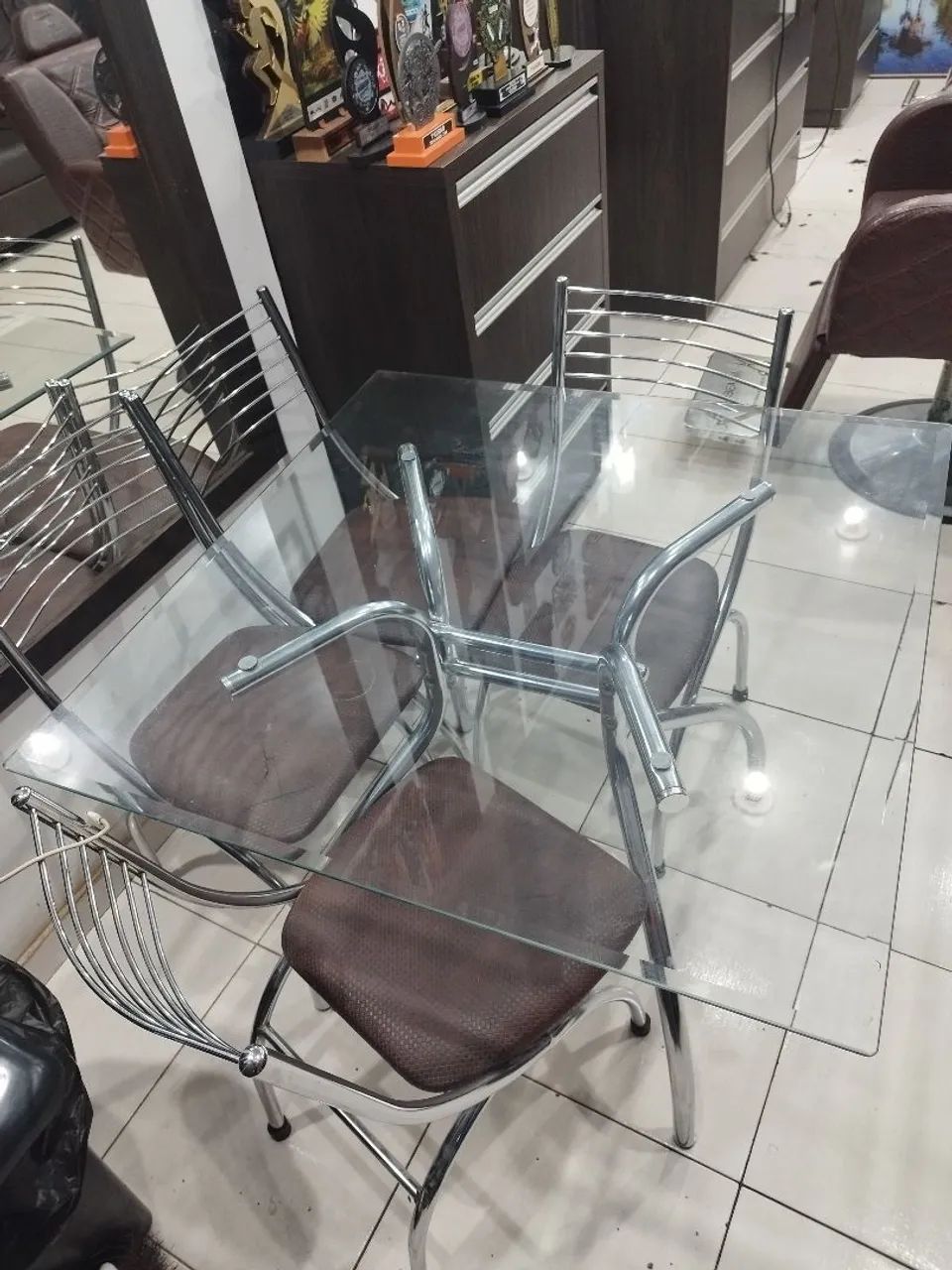 Mesa de vidro com quatro cadeiras  - Foto 2