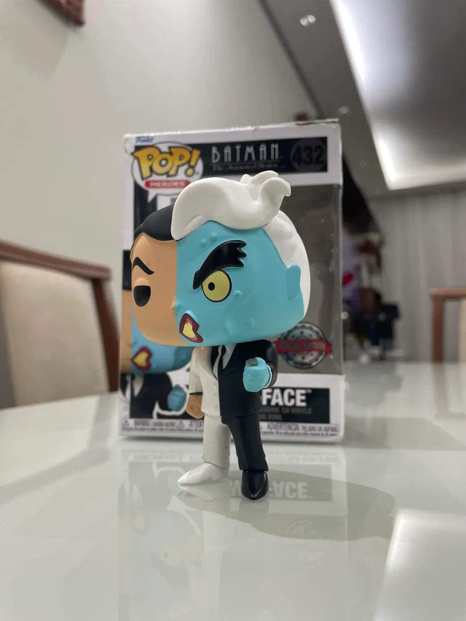 Funko Pop! Two-Face Batman LA Comic Con 2021 Exclusive #432 - Foto 2