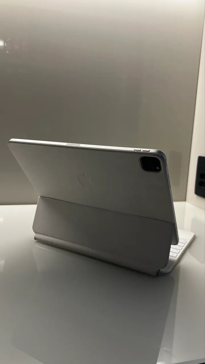 iPad Pro 12,9 polegadas 5a Geração (M1) 128gb + Apple Magic Keyboard