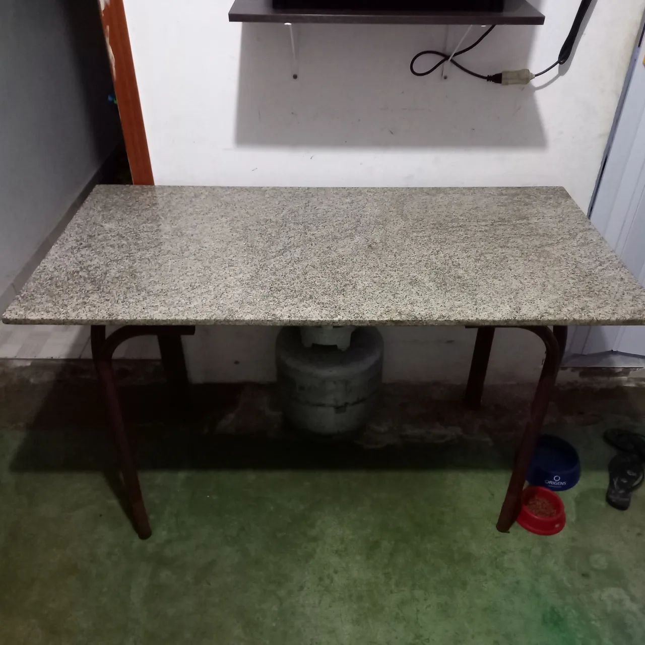 MESA DE MARMORE COM 4 CADEIRAS 