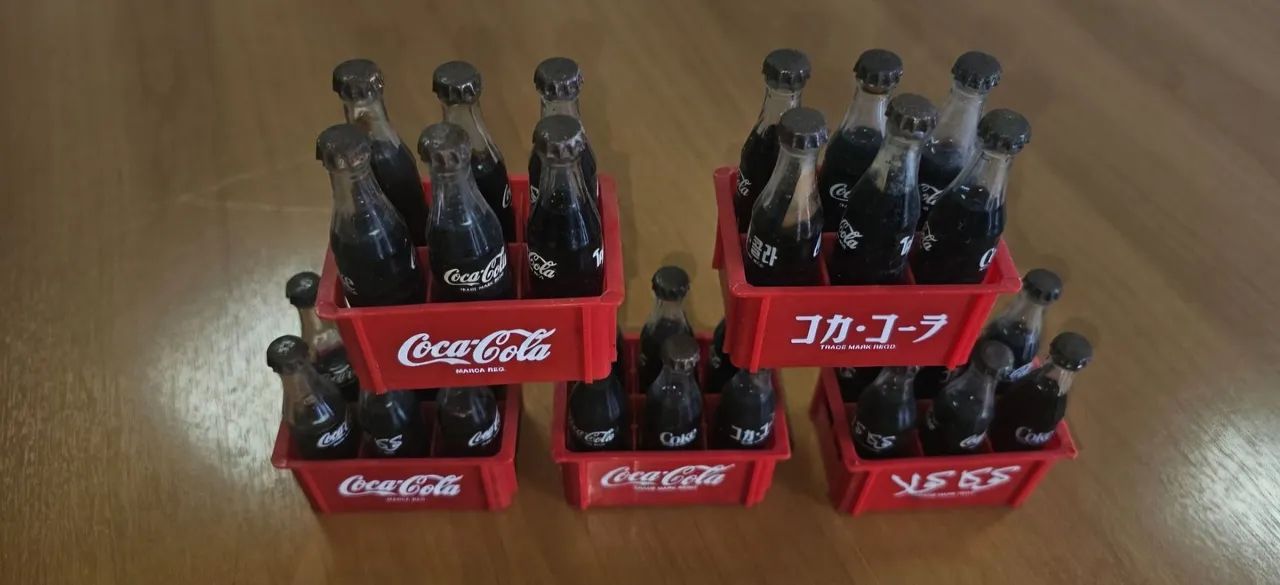 Mini engradado Coca Cola anos 80 garrafas de vidro tudo original. Valor do engradado com 6
