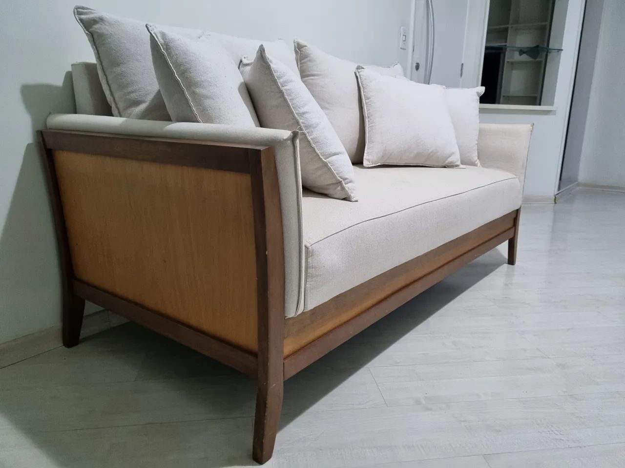 Sofá 3 Lugares em Linho + Madeira Maciça | 6 Almofadas | Lindo! - Foto 2