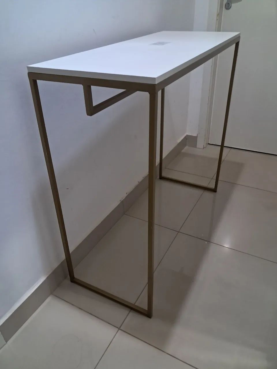 Vendo mesa em metalon. 