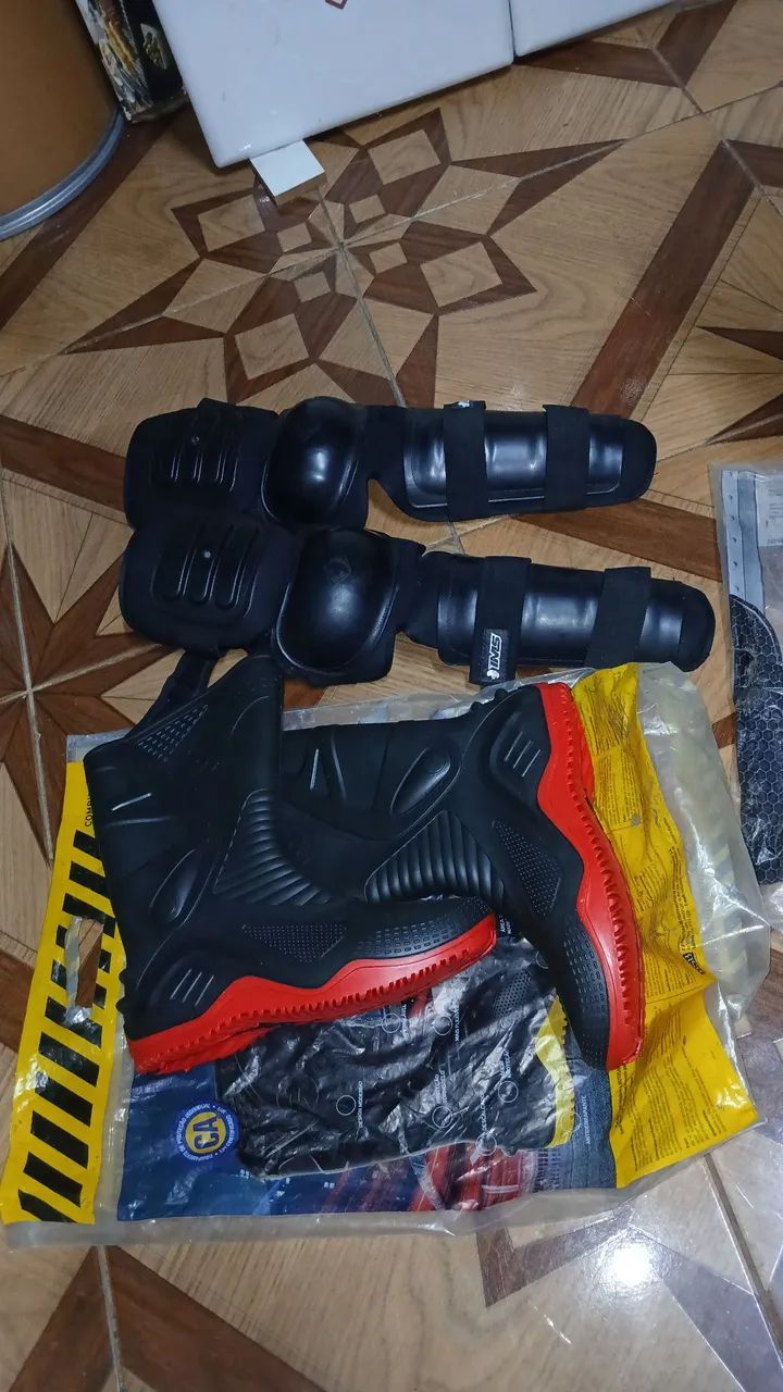 Vendo essa bota de proteção para motociclista 