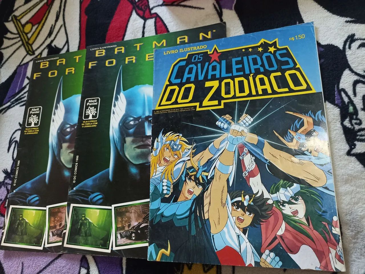 Kit 3 álbuns Batman e Cavaleiros do zodíaco 