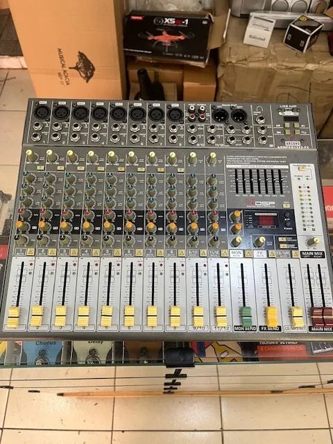 Mesa de Som Amplificada Arcano AR-MPEG1222-FX 12 Canais 200W - Usada