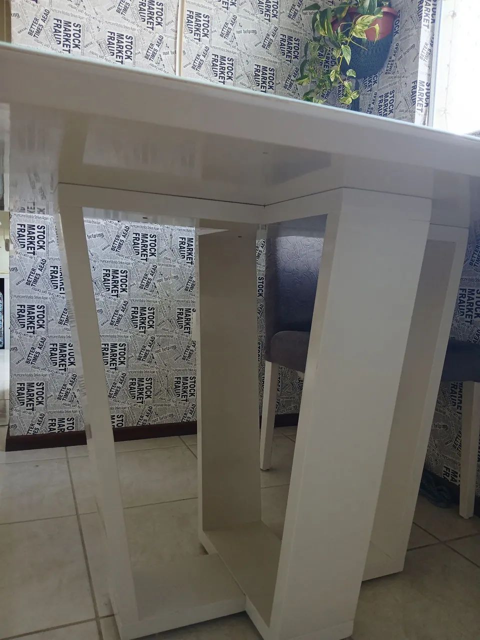 Linda mesa com tampo de vidro