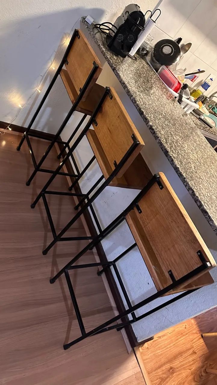 Vendo móveis, banquet, sofá e mesa com cadeira  - Foto 2