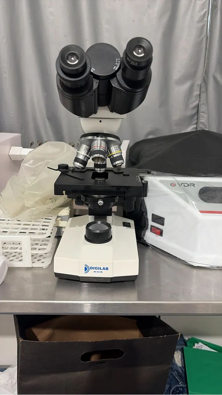 Microscópio Digilab 