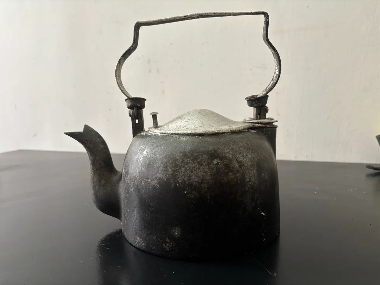 Chaleira Antiga de Ferro Fundido Vintage Rústica - Peça de Decoração