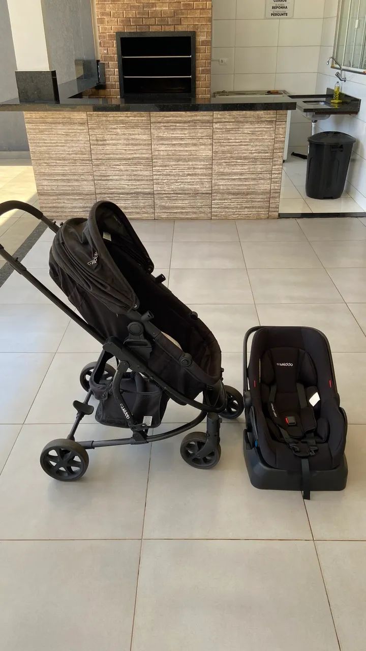 Carrinho de bebê + bebê conforto com base
