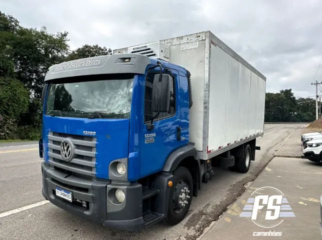 VW 13.190 Constellation 4x2 baú