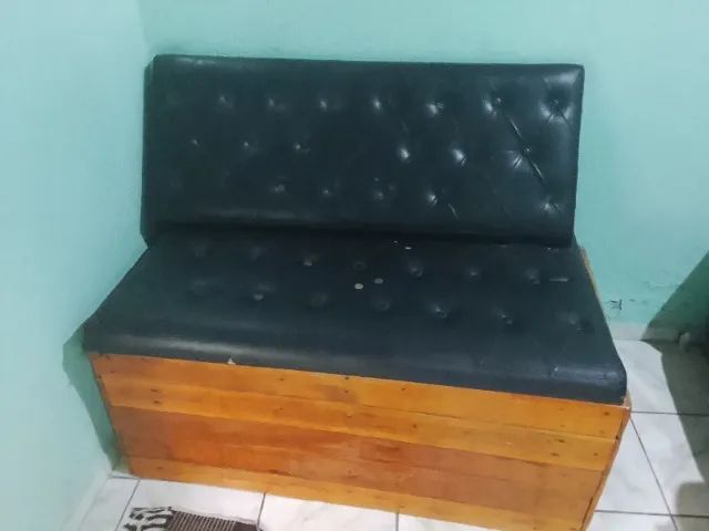 Sofá 2 lugares e banco acochoado com espuma e couro.250 cada   - Foto 3