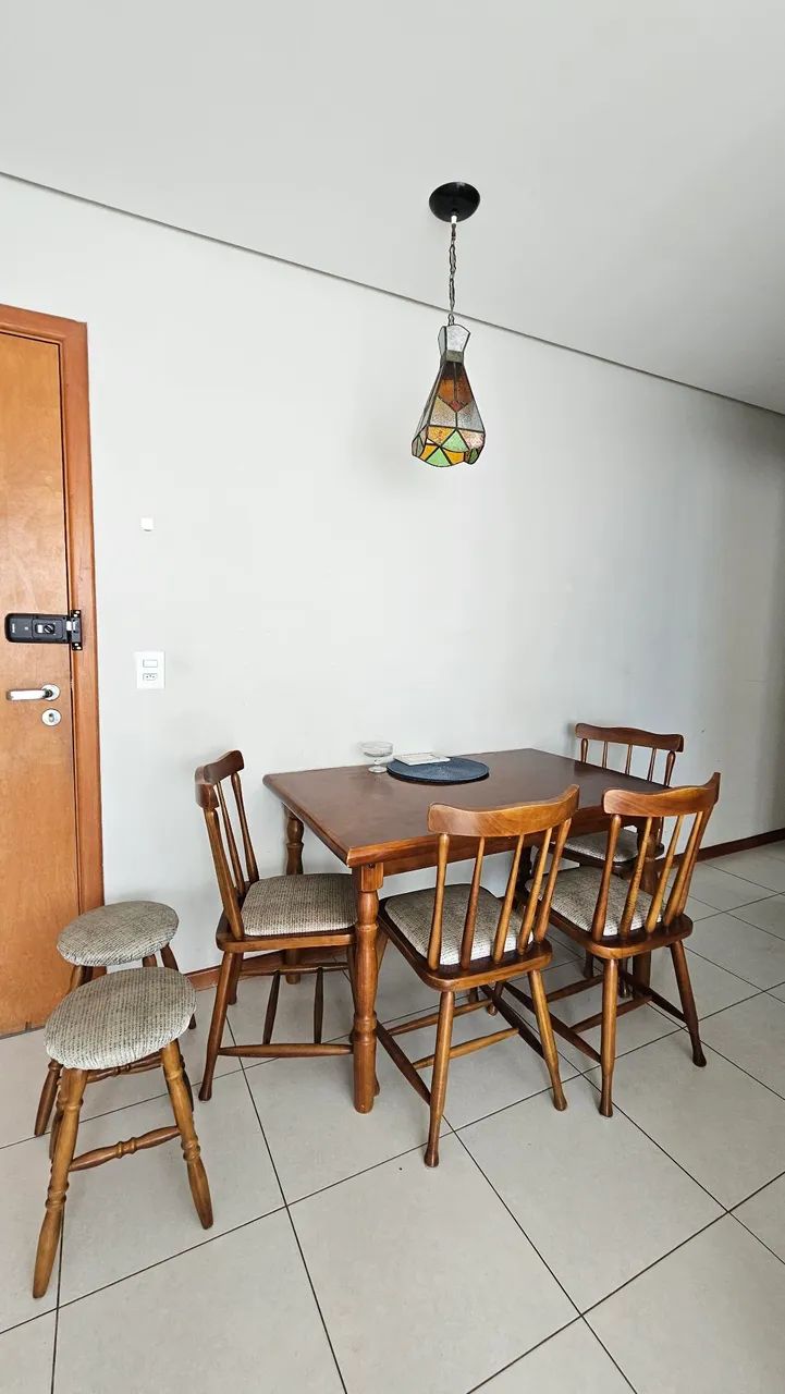 Mesa de jantar com 4 cadeiras + 2 banquetas - Foto 2