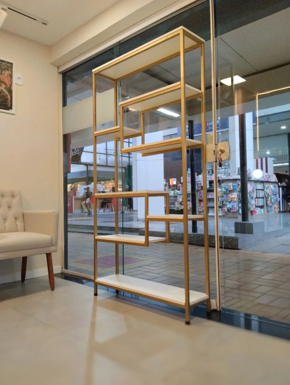 Prateleira intercalada dourada (vitrine) 