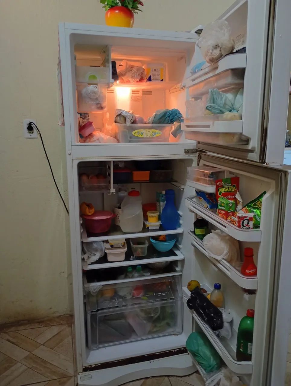 Geladeira Eletrolux funcionando, espaçosa e conservada.R$ 1.300. Chame no chat! - Foto 2