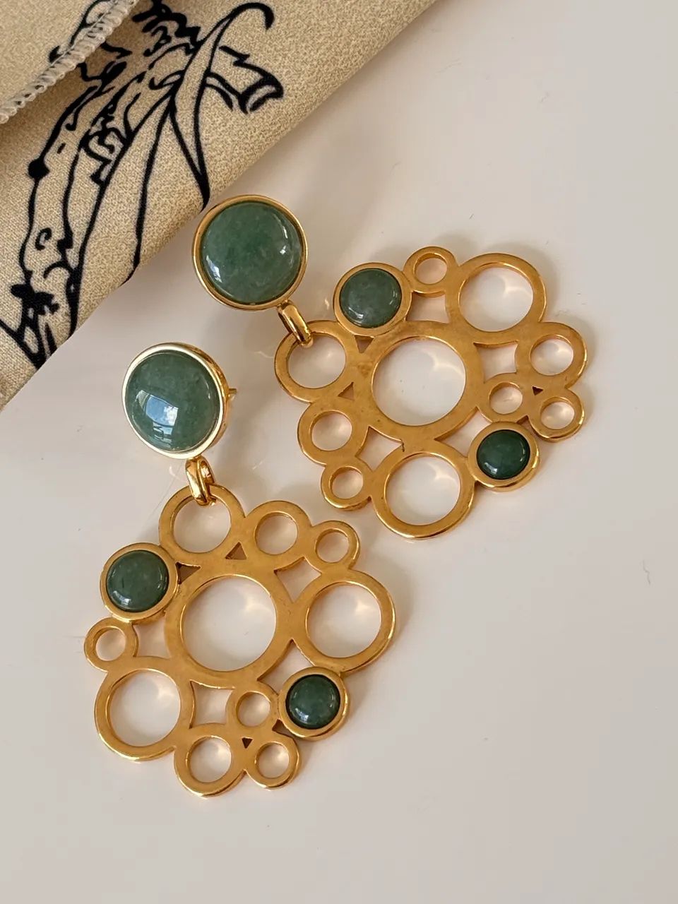 Brinco Maria Dolores dourado com pedras verdes