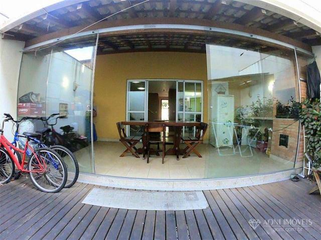 Casa duplex com 4 dormitórios, sol da manhã, lazer com churrasqueira e quintal, 3 vagas de - Foto 19