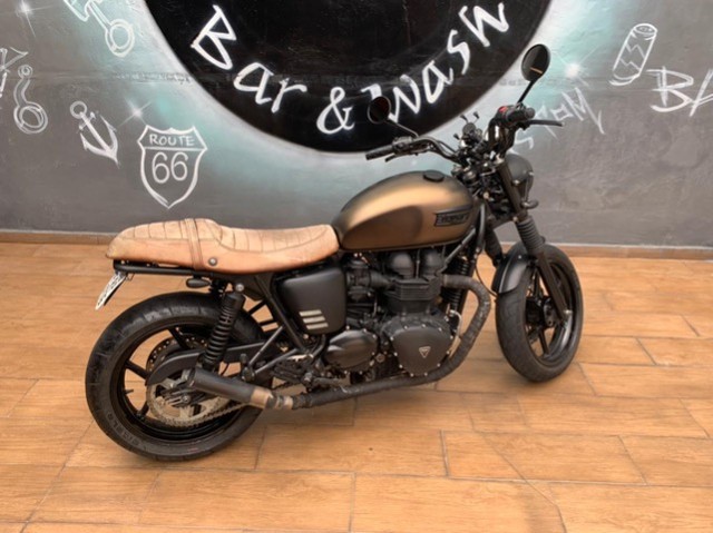 TRIUMPH THRUXTON 900