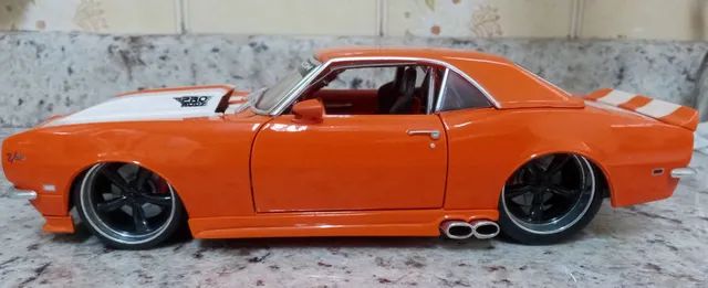 Chevrolet Camaro Z/28 - 1968 - 1:18 - Maisto Colecionador (laranja