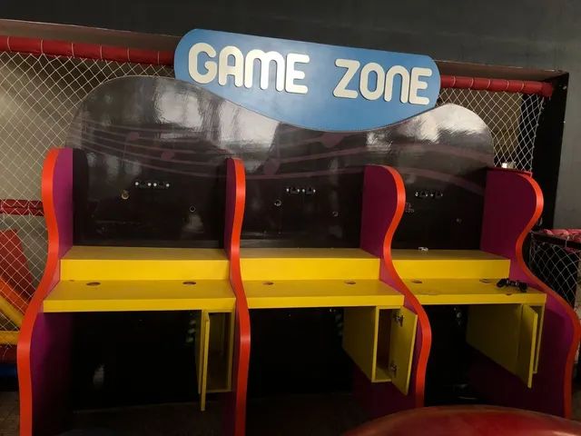 Balcão game zone acompanhado de 6 puffs