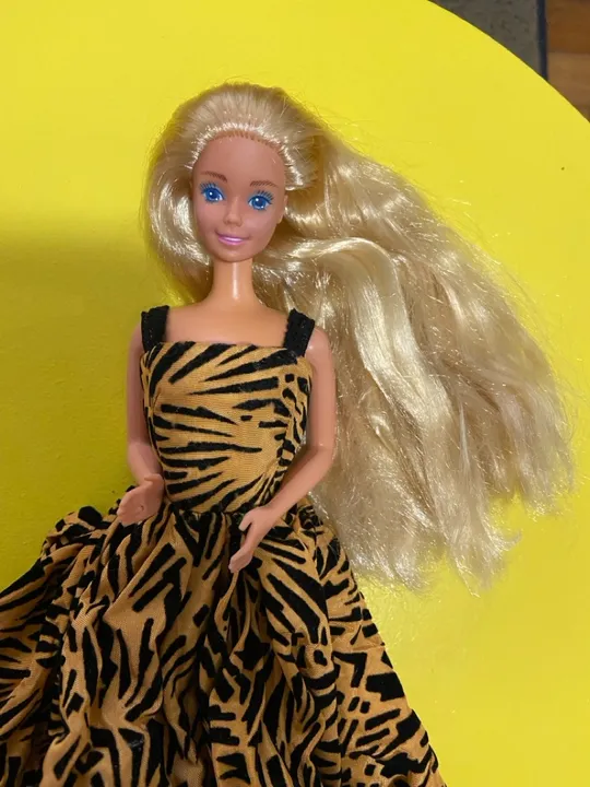 Boneca Barbie loira antiga Mattel vestido tigre