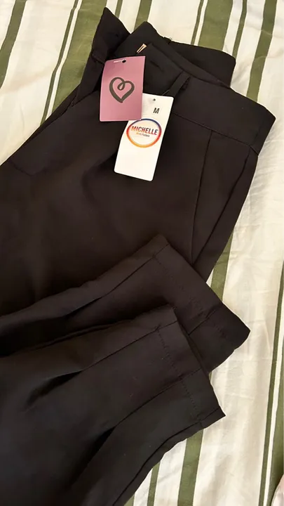 Calça alfaiataria preta na etiqueta