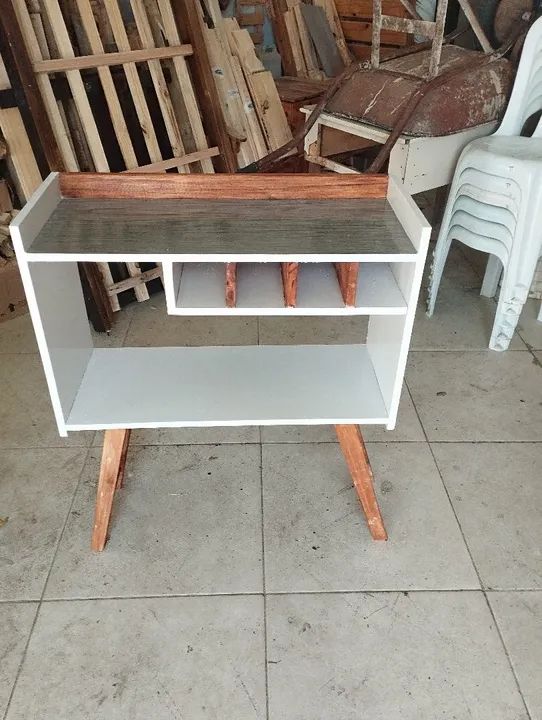 Rack de madeira branco com prateleiras