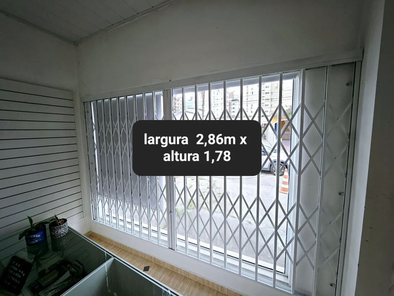 Grade pantográfica de proteção para janela 2,86m x 1,78m