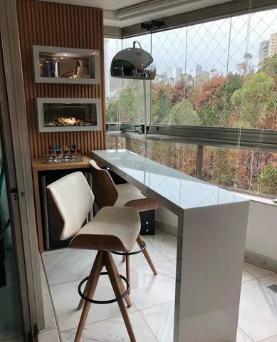 Mesa em laca branca com tampo de vidro
