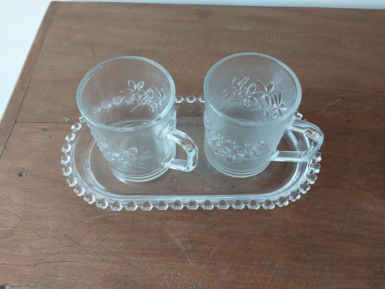 BANDEJA CORACAO EM VIDRO COM DUAS CANECAS EM VIDRO ÂMBAR 