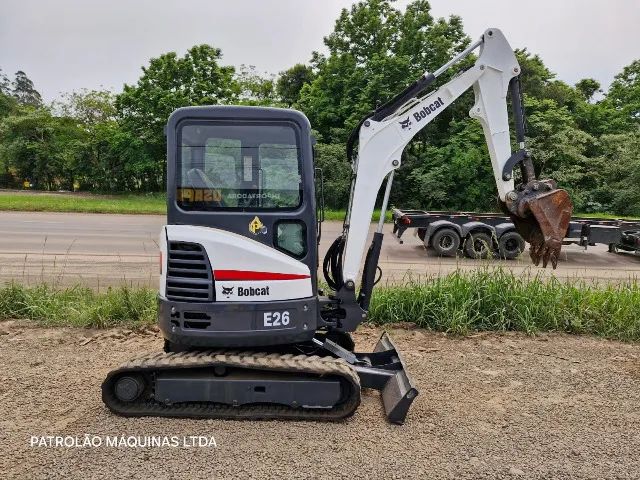 Mini Escavadeira Bobcat E26 ano 2014 com 5.700 horas  cabinada 